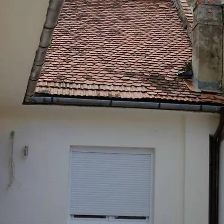 Julie's Place-in The Heart Of The Old City Апартаменти