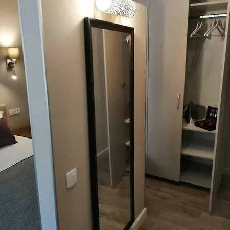 Апартаменти Julie's Place-in The Heart Of The Old City Брашов