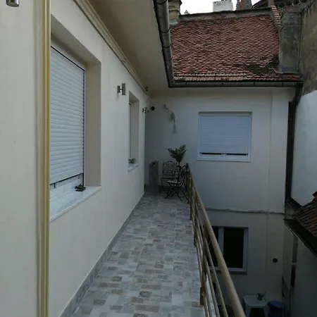 Julie's Place-in The Heart Of The Old City *