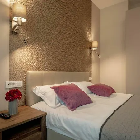 Апартаменти Julie's Place-in The Heart Of The Old City