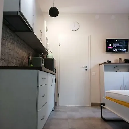 Julie's Place-in The Heart Of The Old City Апартаменти *
