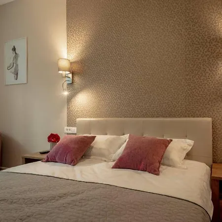 Julie's Place-in The Heart Of The Old City Апартаменти *